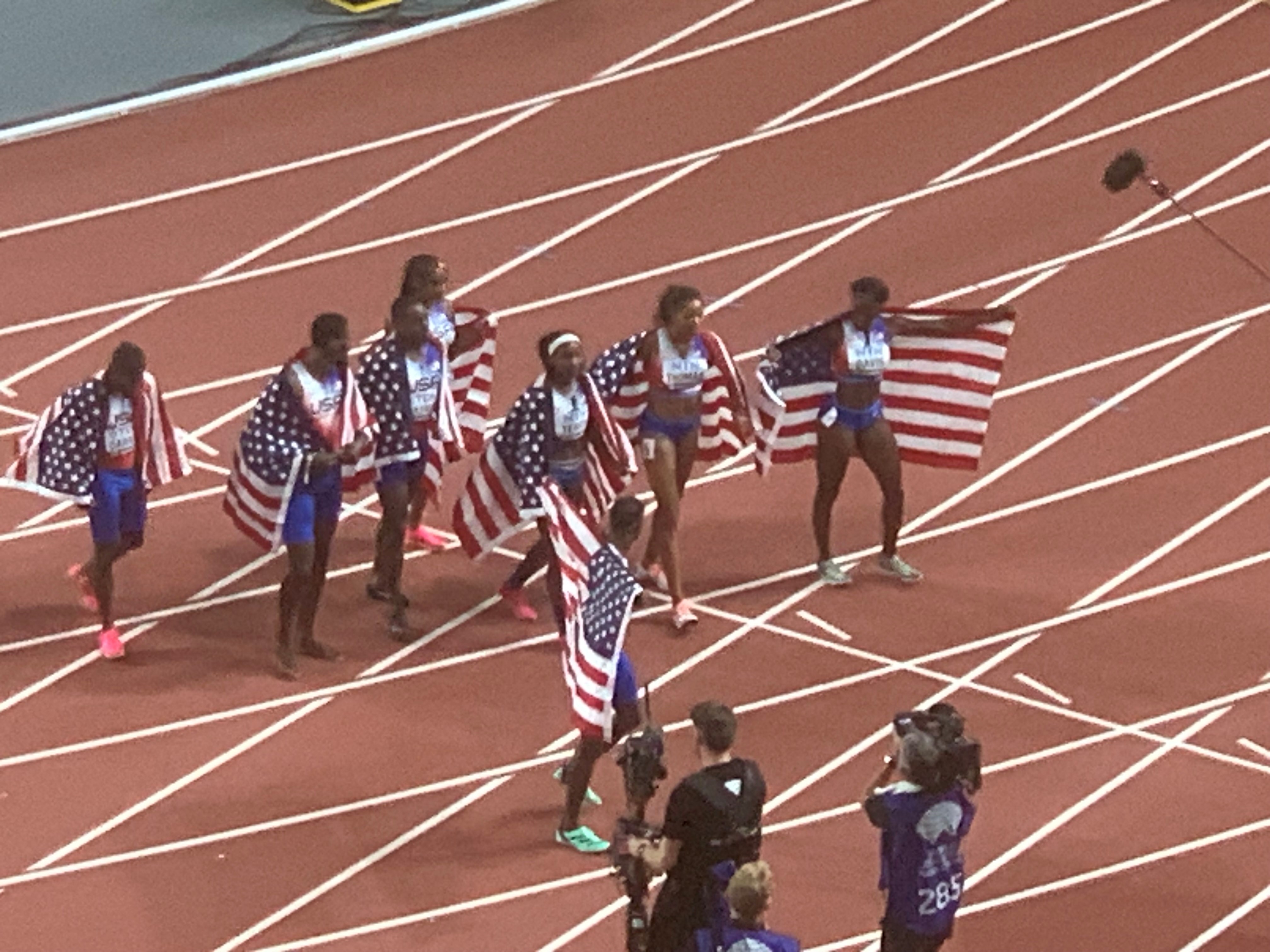 Bajnokok: a világ leggyorsabb emberei: az USA női és férfi váltói együtt ünnepelték az egymás után negyed órára született győzelmet