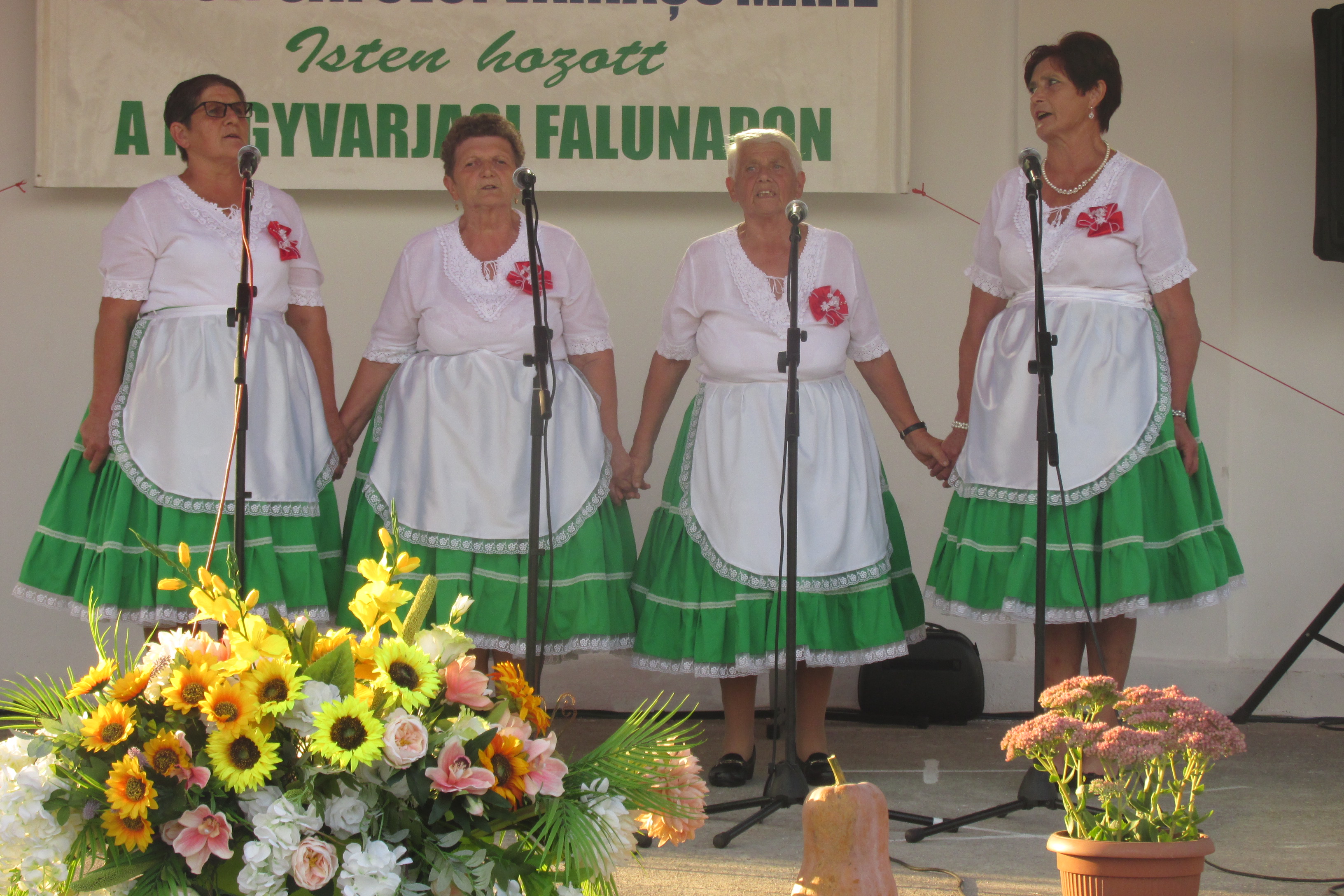 A Nagyvarjasi Asszonykórus tagjai első bemutatkozásuk alkalmával közismert népdalokat és magyar nótákat énekeltek