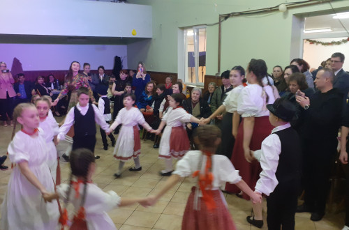 A szentpáli Szélrózsák néptánccsoport tagjai A pozsonyi sétatéren kezdető nóta taktusaira vonultak be, majd táncoltak Zámbori Renáta oktató vezetésével